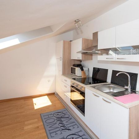Sunny Attic Apartment With Balcony & Modern City Apartment With Outdoor Area, No Balcony Трогир Экстерьер фото