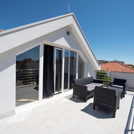 Sunny Attic Apartment With Balcony & Modern City Apartment With Outdoor Area, No Balcony Трогир Экстерьер фото