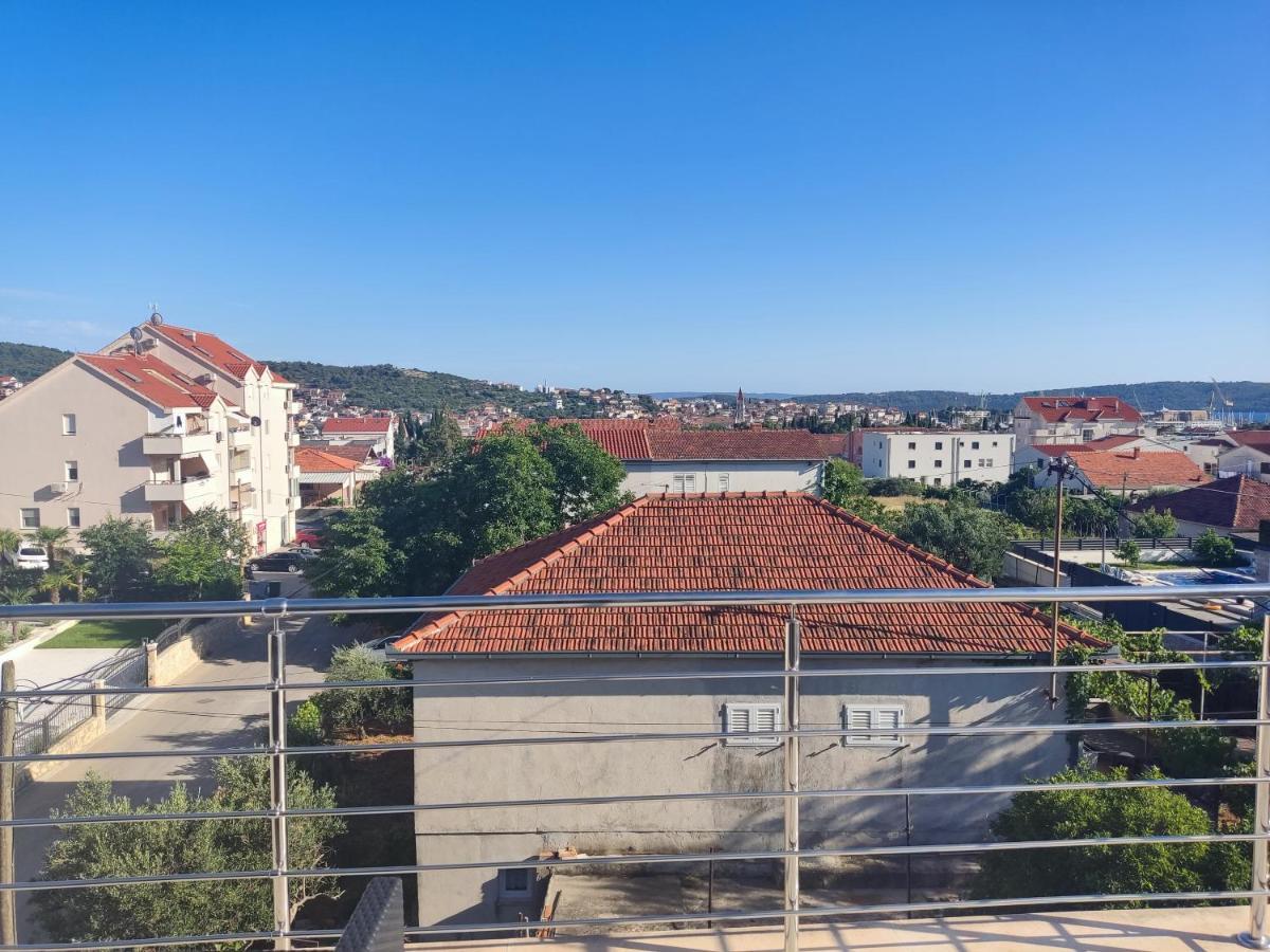 Sunny Attic Apartment With Balcony & Modern City Apartment With Outdoor Area, No Balcony Трогир Экстерьер фото