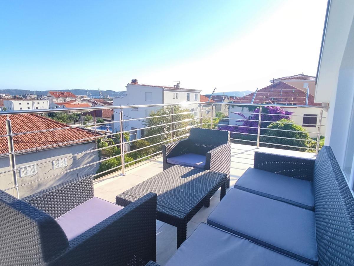 Sunny Attic Apartment With Balcony & Modern City Apartment With Outdoor Area, No Balcony Трогир Экстерьер фото