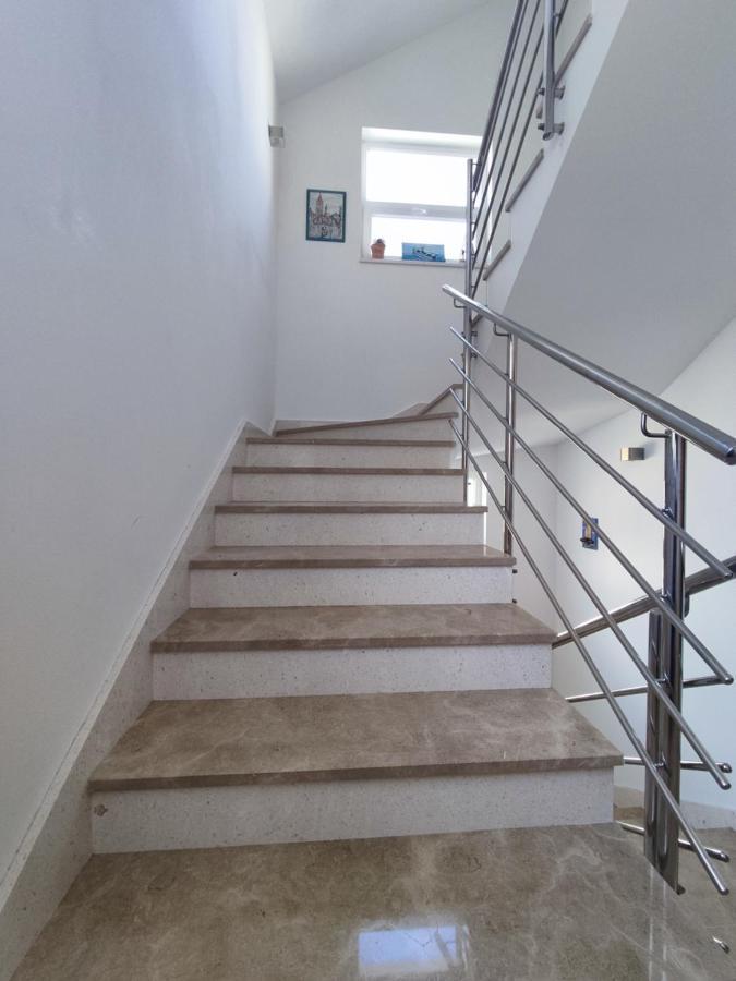 Sunny Attic Apartment With Balcony & Modern City Apartment With Outdoor Area, No Balcony Трогир Экстерьер фото