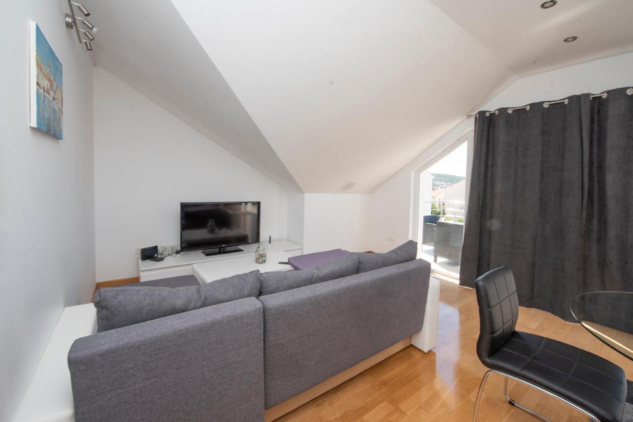 Sunny Attic Apartment With Balcony & Modern City Apartment With Outdoor Area, No Balcony Трогир Экстерьер фото
