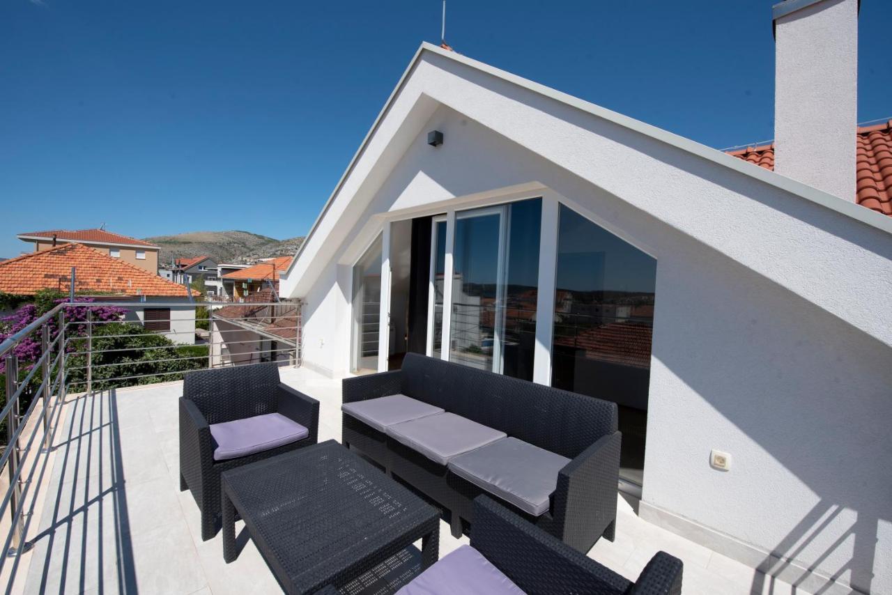 Sunny Attic Apartment With Balcony & Modern City Apartment With Outdoor Area, No Balcony Трогир Экстерьер фото